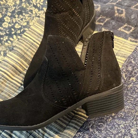 New Directions Black Ankle Booties - Picture 2 of 6